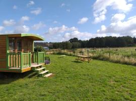 Séjour pittoresque en roulotte équipée - FR-1-410-455, hotel in Cérans-Foulletourte