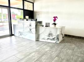 Hotel Isabella, five-star hotel in Uvalde