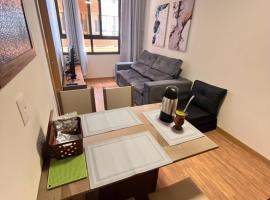 Apartamento 1 quarto, com garagem no centro próximo Hospital de Caridade，位于圣玛丽亚的酒店