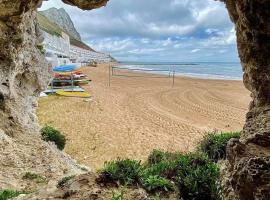 Sunrise Beachfront Studio with Mezzanine, hotel a Gibilterra