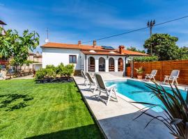 Holiday house Nada with the pool, Hotel in Fažana