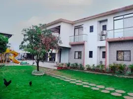 Royal Retreat Lonavla - 7BHK Luxury Villa with Turf