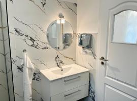 Modern Quiet Apartment - 3min Cluj Airport, hotelli kohteessa Dezmir