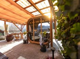 Weingarten & Appartement Auszeit with private Spa, spa hotel in S&ouml;chau