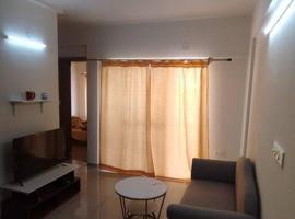 Complete flat with bed room, living and kitchen, hotel v destinaci Bengalúr
