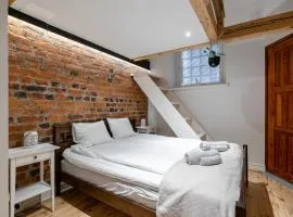 Unique & Spacious Downtown Home with Free Parking