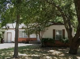 Cozy 3 Bedroom In Prime Location!