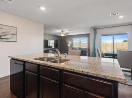 New Bama Retreat Sleeps 8, hotel in Tuscaloosa