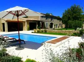 Authentique ferme avec piscine Eyguieres LS1-195
