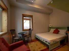 Located in Downtown Whitehorse - Basekamp, hotel di Whitehorse