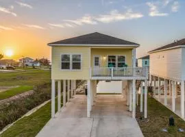 Cozy Bay Cottage with King Master Suite, Fire Pit and Pool
