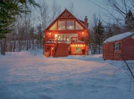 35 Hideaway - Mtn Views, Hot Tub, Game Room, Dogs Ok, 12 Mins to Sunday River, hotel in Bethel