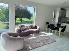 Modern apartment close to Tram and Airport, free parking