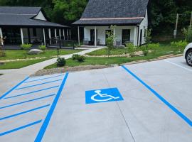 Life's Especially Good Retreat, Hotel in Brevard