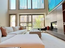 Luxe 4 bed 5 bath with Parking Walk to Capitol, Convention Center, museums and shops