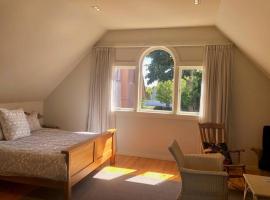 Spanish Mission Hideaway with pool and garden, hotel with pools in Hastings