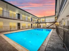 Comfy 2BR in Prime Spot with Free Parking and Pool