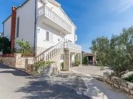 Apartment and Rooms Radojka