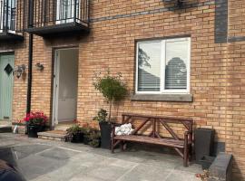 Lawnfield Lodge, pet-friendly hotel in Newcastle