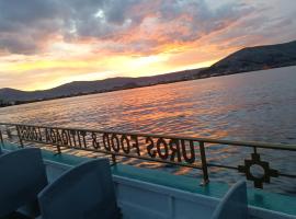 Urosfood & Titiqaqa Lodge, hotel en Uros