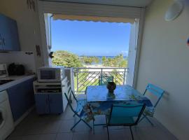 Duplex Vue sur Mer, Plage à 100m, hotel in Le Moule