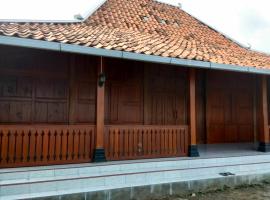 Homestay Wongso Kasongan, hotel v destinaci Jarakan