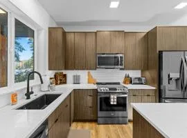 Sharlie's Chateau - Sleek, modern, new-build home near golf, park, and lake