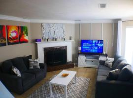 The Trace Elegant Eclectic Home with patio in Smyrna Ga: Smyrna şehrinde bir otel
