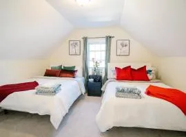 5BR & 4BA Lovely House with Beautiful Backyard in VA