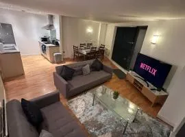 Modern 2-Bedroom Apartment in Sheffield City Centre with Balcony, 2 Bathrooms & 4K Smart TV - Sleeps 6