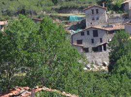 Hostal La Muntanya, hotel v destinaci Castellar de NʼHug