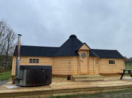 Kota finlandais avec bain nordique privatif et ferme pédagogique - FR-1-410-457, hotel in Cérans-Foulletourte