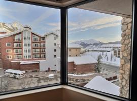 Studio 565 Perfect Location with Pool and Hot Tub, hotel v mestu Crested Butte