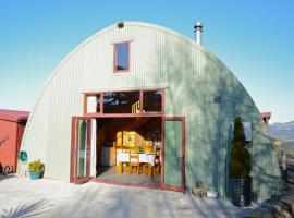 Barn Bed and Breakfast, hotel perto de Flat Stream, Waitati