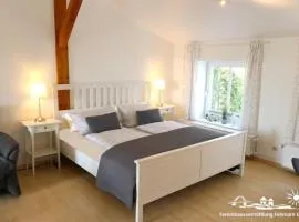 41 Weiße Villa am Schwanenteich OG rechts