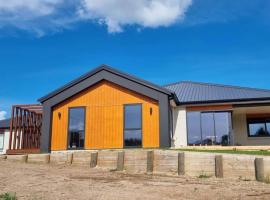 Modern Hilltop Retreat with Mountain Views, vila v destinaci Rotorua