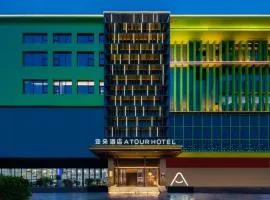深圳坪山坑梓地铁站亚朵酒店