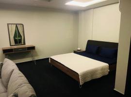 Condo Near Eiffel Tower, hotel a Lahore