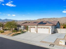 Gameroom, Pool, Spa, Firepit by MariamsBnb, Hotel in Desert Hot Springs