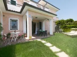 154 - Bellissima villetta bilocale su due piani con portico e giardino 150 mt dal mare - SPIAGGIA WHITE BEACH CLUB OMAGGIO dal lun al ven FINO AL 02-08