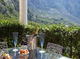 GREEN HILL 2 Apartmani with POOL, hôtel à Gornji Orahovac