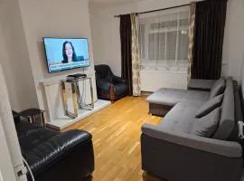 Mitcham Junction - 2 Bed Apartment - Sleeps 6