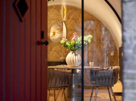 The Stork - In luxe logeren aan de Oudegracht, Centrum Utrecht, Hotel in Utrecht