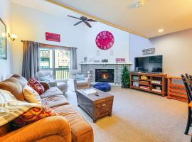 Walk to Mt Snow Cozy West Dover Condo, hotel en West Dover