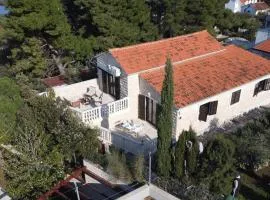 Villa L.L