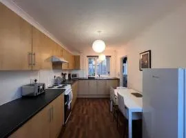 Lovely 4 Bed House with Free Parking