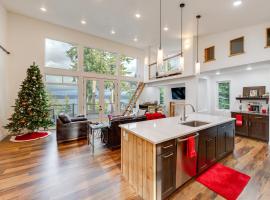 Water Views Whidbey Island Hideaway with Deck, hotel de platja a Greenbank