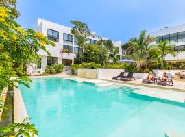 Tropical Bliss Apartments 3 Pools Rooftop Lounge and Gym: Akumal'da bir otel