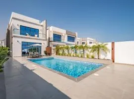 Special Offer with BBQ, Pool Perfect for Groups by Deluxe Holiday Homes