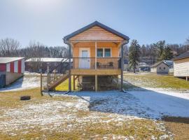 Riverfront Cabin Rental about 9 Mi to Yellowstone Lake, hotel en Blanchardville